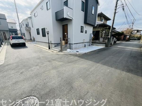 �_�ސ쌧������s�~���̐V�z��ˌ��Ă̑O�ʓ��H�܂ތ��n�ʐ^