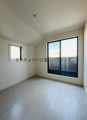 �_�ސ쌧����s�T���̐V�z��ˌ��Ă̎q������