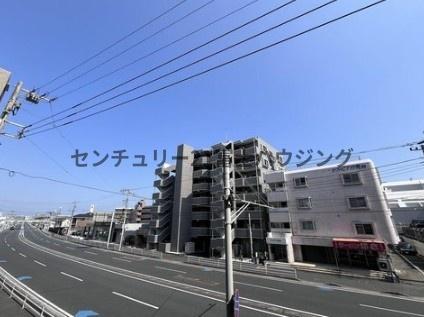 �_�ސ쌧������s�΂��l�̒��Ã}���V�����̏Z�˂���̒��]�ʐ^