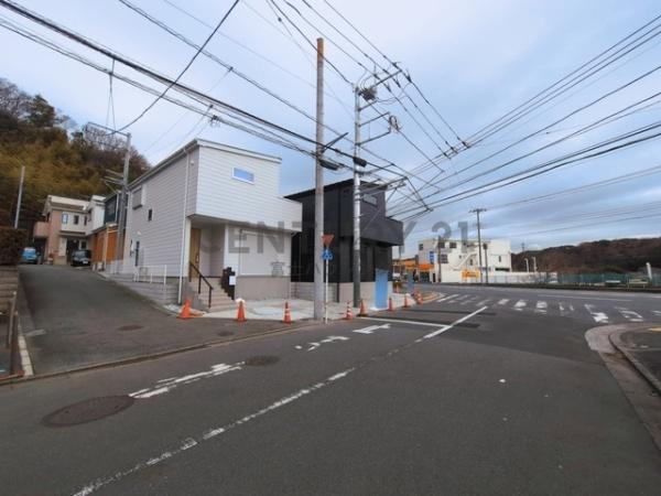 �_�ސ쌧����s���̐V�z��ˌ��Ă̑O�ʓ��H�܂ތ��n�ʐ^