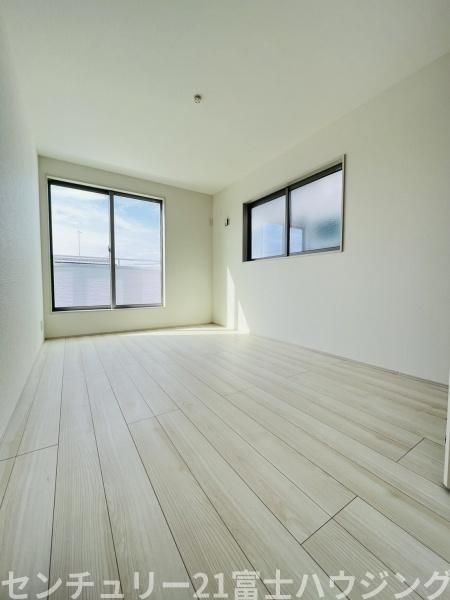 �_�ސ쌧������s�����̐V�z��ˌ��Ă̎q������