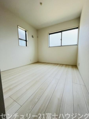 �_�ސ쌧������s�����̐V�z��ˌ��Ă̎q������