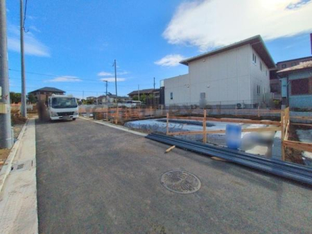 �_�ސ쌧������s����2���ڂ̐V�z��ˌ��Ă̑O�ʓ��H�܂ތ��n�ʐ^