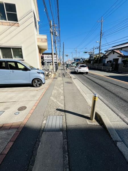 �_�ސ쌧������s����1���ڂ̒��È�ˌ��Ă̑O�ʓ��H�܂ތ��n�ʐ^