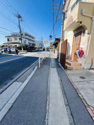 �_�ސ쌧������s����1���ڂ̒��È�ˌ��Ă̑O�ʓ��H�܂ތ��n�ʐ^