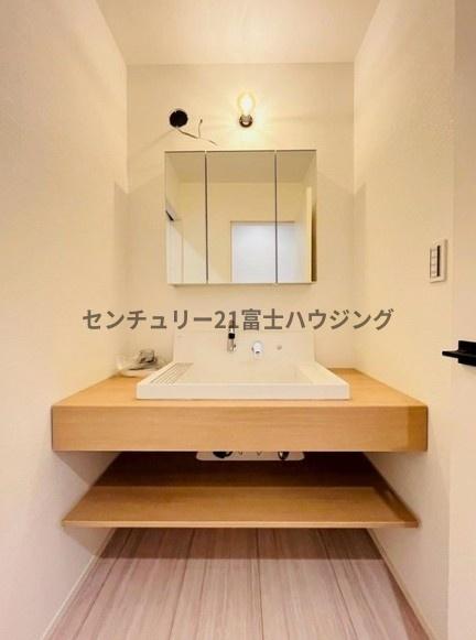 _ސ쌧qs򖾎4ڂ̐VzˌĂ̐ʑEʏ