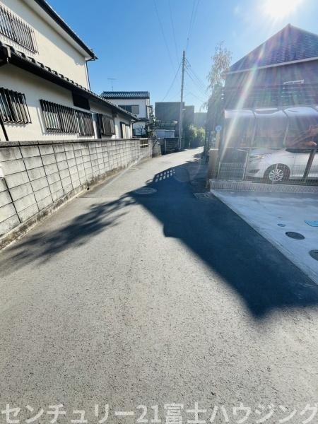 �_�ސ쌧������s�����u�̐V�z��ˌ��Ă̑O�ʓ��H�܂ތ��n�ʐ^