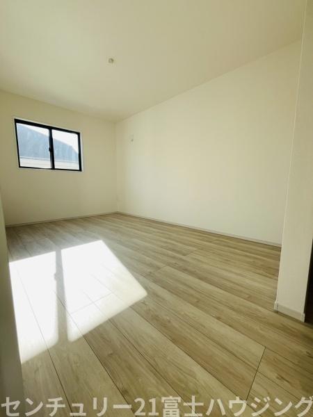 �_�ސ쌧������s�����u�̐V�z��ˌ��Ă̎q������