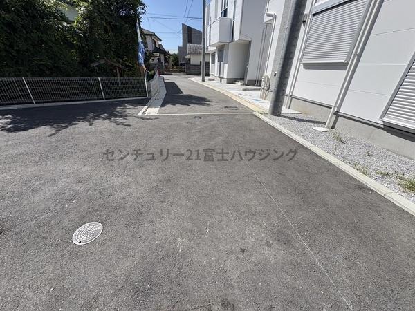 �_�ސ쌧������s����2���ڂ̐V�z��ˌ��Ă̑O�ʓ��H�܂ތ��n�ʐ^