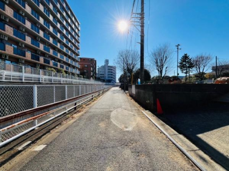 �_�ސ쌧����s�ΐ�6���ڂ̐V�z��ˌ��Ă̑O�ʓ��H�܂ތ��n�ʐ^