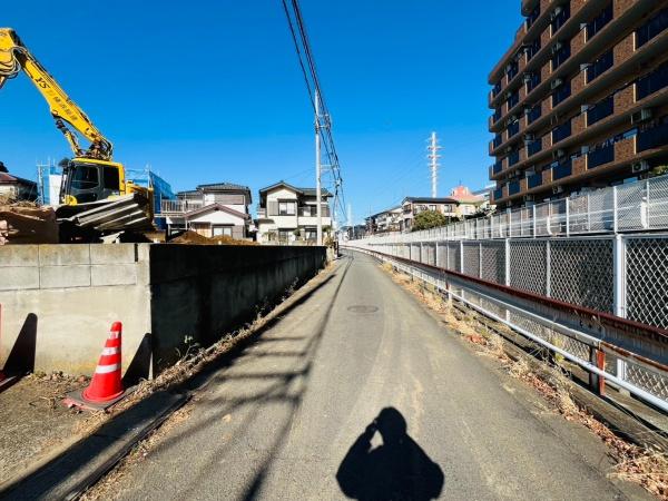 �_�ސ쌧����s�ΐ�6���ڂ̐V�z��ˌ��Ă̑O�ʓ��H�܂ތ��n�ʐ^