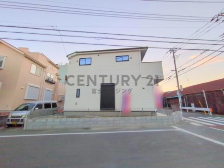 �_�ސ쌧����s�А�5���ڂ̐V�z��ˌ��Ă̑O�ʓ��H�܂ތ��n�ʐ^