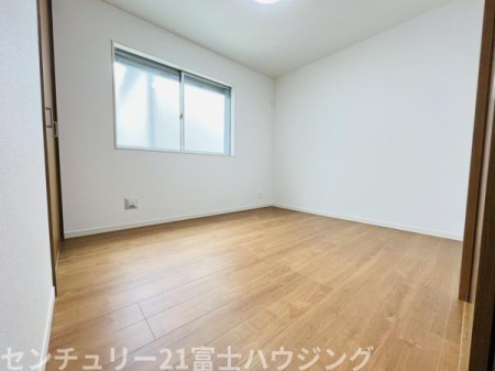 �_�ސ쌧������s����4���ڂ̐V�z��ˌ��Ă̎q������