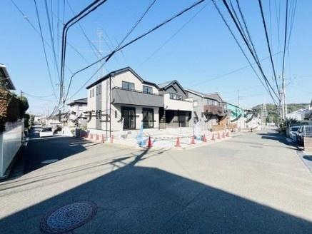 �_�ސ쌧����s���̐V�z��ˌ��Ă̑O�ʓ��H�܂ތ��n�ʐ^