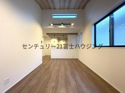 _ސ쌧s5ڂ̐VzˌẴrO