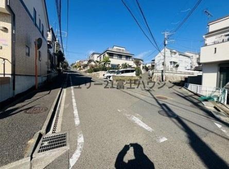 �_�ސ쌧����s����4���ڂ̒��È�ˌ��Ă̑O�ʓ��H�܂ތ��n�ʐ^