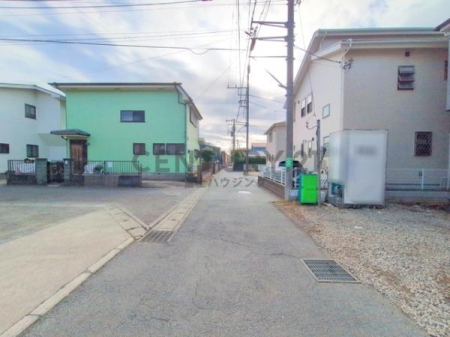 �_�ސ쌧������s��̐V�z��ˌ��Ă̑O�ʓ��H�܂ތ��n�ʐ^