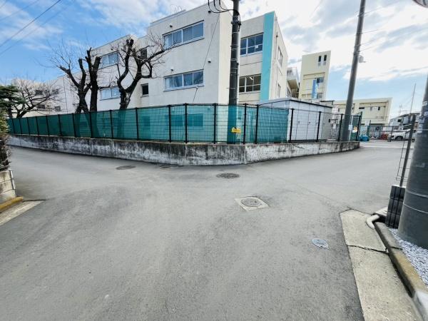 �_�ސ쌧������s����1���ڂ̐V�z��ˌ��Ă̑O�ʓ��H�܂ތ��n�ʐ^