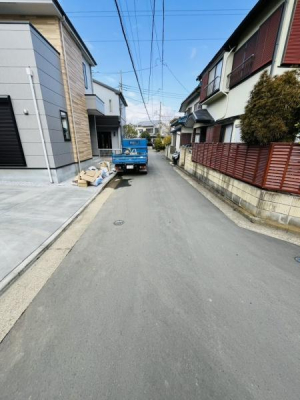 �_�ސ쌧������s����1���ڂ̐V�z��ˌ��Ă̑O�ʓ��H�܂ތ��n�ʐ^