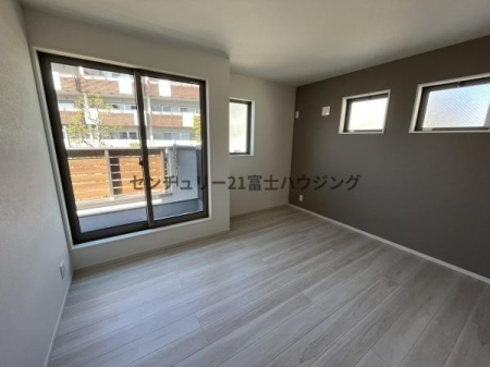 �_�ސ쌧������s���5���ڂ̐V�z��ˌ��Ă̎q������