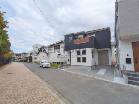 �_�ސ쌧������s���5���ڂ̐V�z��ˌ��Ă̑O�ʓ��H�܂ތ��n�ʐ^