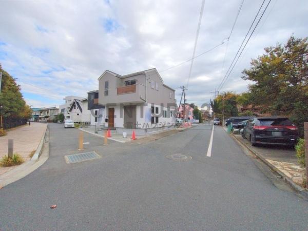 �_�ސ쌧������s���5���ڂ̐V�z��ˌ��Ă̑O�ʓ��H�܂ތ��n�ʐ^