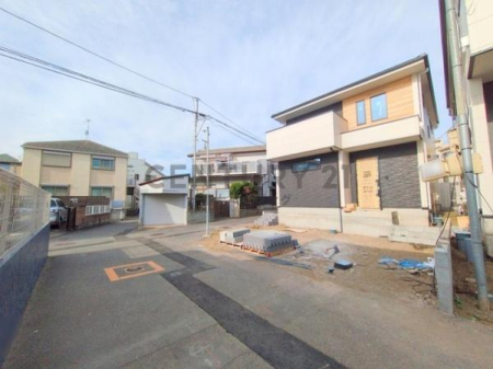 �_�ސ쌧������s���2���ڂ̐V�z��ˌ��Ă̑O�ʓ��H�܂ތ��n�ʐ^