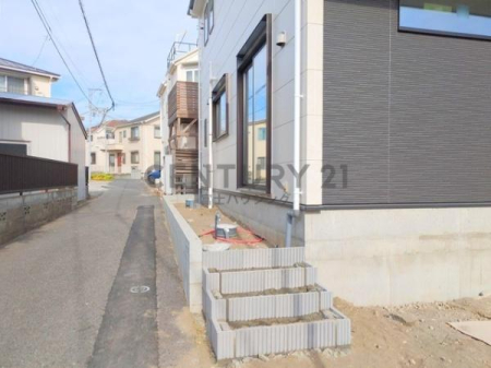 �_�ސ쌧������s���2���ڂ̐V�z��ˌ��Ă̑O�ʓ��H�܂ތ��n�ʐ^