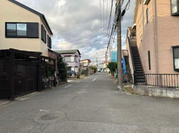 �_�ސ쌧������s���2���ڂ̐V�z��ˌ��Ă̑O�ʓ��H�܂ތ��n�ʐ^