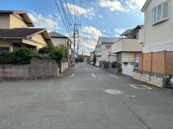 �_�ސ쌧������s���2���ڂ̐V�z��ˌ��Ă̑O�ʓ��H�܂ތ��n�ʐ^