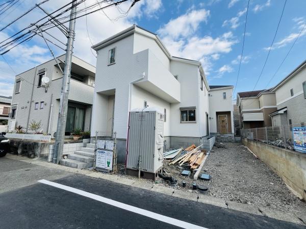 �_�ސ쌧������s���2���ڂ̐V�z��ˌ��Ă̑O�ʓ��H�܂ތ��n�ʐ^