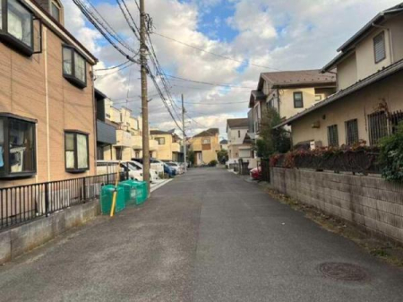 �_�ސ쌧������s���2���ڂ̐V�z��ˌ��Ă̑O�ʓ��H�܂ތ��n�ʐ^