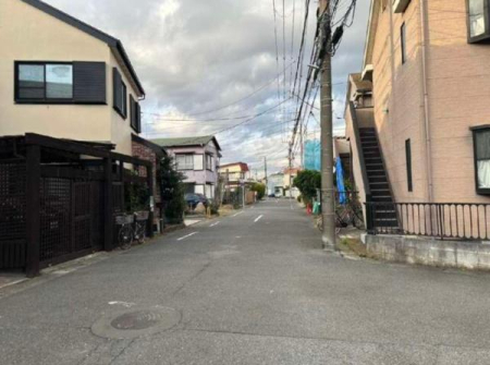 �_�ސ쌧������s���2���ڂ̐V�z��ˌ��Ă̑O�ʓ��H�܂ތ��n�ʐ^