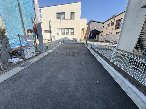 �_�ސ쌧���ˎs���쒬�̐V�z��ˌ��Ă̑O�ʓ��H�܂ތ��n�ʐ^