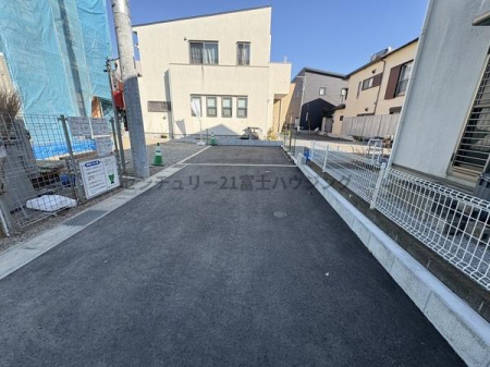 �_�ސ쌧���ˎs���쒬�̐V�z��ˌ��Ă̑O�ʓ��H�܂ތ��n�ʐ^