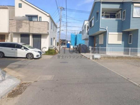 �_�ސ쌧������s��̐V�z��ˌ��Ă̑O�ʓ��H�܂ތ��n�ʐ^