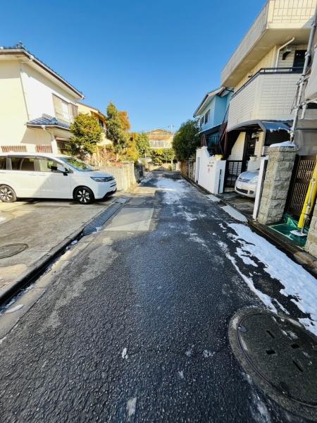 �_�ސ쌧������s���c3���ڂ̒��È�ˌ��Ă̑O�ʓ��H�܂ތ��n�ʐ^