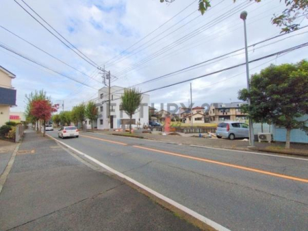 �_�ސ쌧������s����̐V�z��ˌ��Ă̑O�ʓ��H�܂ތ��n�ʐ^