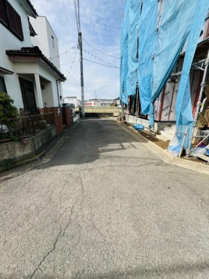 �_�ސ쌧������s�����̐V�z��ˌ��Ă̑O�ʓ��H�܂ތ��n�ʐ^