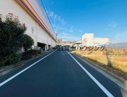 �_�ސ쌧����s�ΐ�2���ڂ̓y�n�̑O�ʓ��H�܂ތ��n�ʐ^