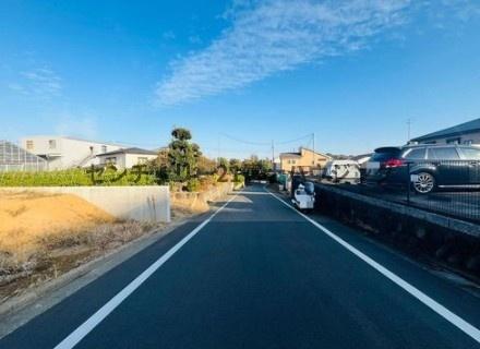 �_�ސ쌧����s�ΐ�2���ڂ̓y�n�̑O�ʓ��H�܂ތ��n�ʐ^