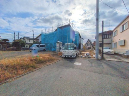 �_�ސ쌧������s���Z���̐V�z��ˌ��Ă̑O�ʓ��H�܂ތ��n�ʐ^