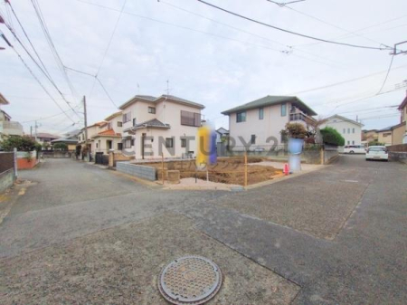 �_�ސ쌧������s����3���ڂ̐V�z��ˌ��Ă̑O�ʓ��H�܂ތ��n�ʐ^