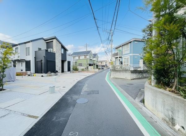 �_�ސ쌧����s�ғ����C��4���ڂ̒��È�ˌ��Ă̑O�ʓ��H�܂ތ��n�ʐ^