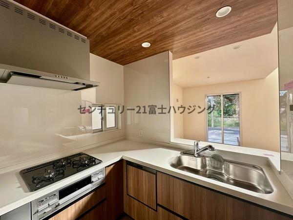 �_�ސ쌧������s�l�{��̐V�z��ˌ��ẴL�b�`��