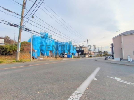 �_�ސ쌧����s���̐V�z��ˌ��Ă̑O�ʓ��H�܂ތ��n�ʐ^