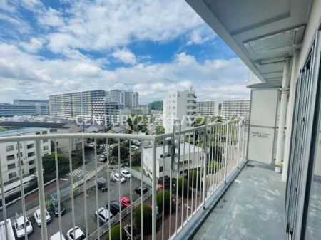 �_�ސ쌧���q�s���{�̒��Ã}���V�����̏Z�˂���̒��]�ʐ^