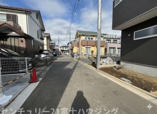 �_�ސ쌧������s����5���ڂ̐V�z��ˌ��Ă̑O�ʓ��H�܂ތ��n�ʐ^