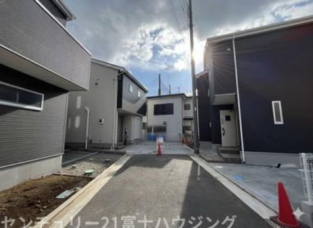 �_�ސ쌧������s����5���ڂ̐V�z��ˌ��Ă̑O�ʓ��H�܂ތ��n�ʐ^