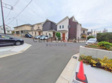 �_�ސ쌧����s���ؑ�1���ڂ̐V�z��ˌ��Ă̑O�ʓ��H�܂ތ��n�ʐ^